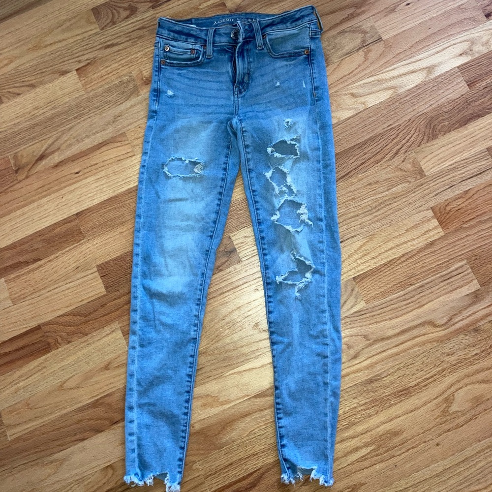 AMERICAN EAGLE RIPPED JEANS